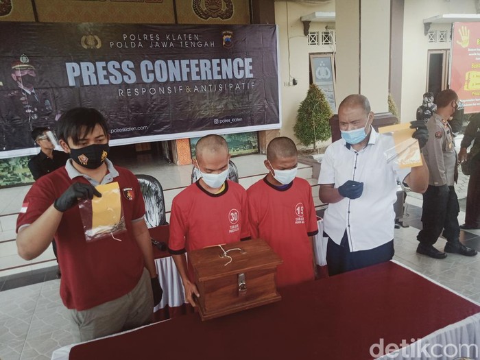 Duo pencuri yang gasak 30 kotak amal di Klaten ditangkap polisi, Selasa (18/1/2022).