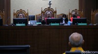 Mengadili, menyatakan terdakwa Kiagus Emil Fahmy Cornain terbukti secara sah dan meyakinkan bersalah melakukan tindak pidana korupsi secara bersama-sama sebagaimana dakwaan alternatif kesatu. Menjatuhkan pidana terhadap terdakwa dengan pidana penjara selama empat tahun penjara ditambah denda Rp200 juta subsider 1 bulan kurungan, kata ketua majelis hakim Fazhal Hendri di pengadilan Tindak Pidana Korupsi (Tipikor) Jakarta.