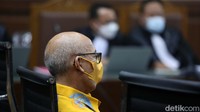 Vonis tersebut lebih rendah dari tuntutan jaksa. Sebelumnya, jaksa menuntut agar Kiagus Emil dijatuhi hukuman lima tahun penjara dan denda sebesar Rp250 juta subsidair tiga bulan kurungan.