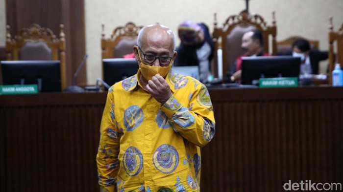 Ekspresi Pengusaha Kiagus Emil Usai Divonis 4 Tahun Penjara Pengusaha Kiagus Emil Fahmy Cornain divonis 4 tahun penjara. Orang kepercayaan eks Kepala BP Migas Raden Priyono itu terbukti terkait PT Asuransi Jasindo.