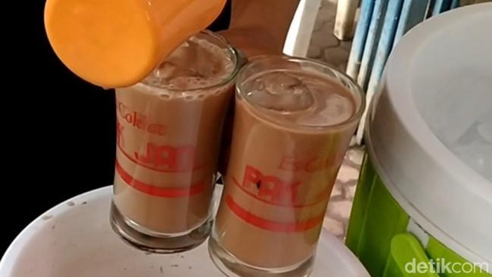 Es Cokelat Pak Jan Pekalongan. Jajanan wajib saat berkunjung ke Pekalongan.