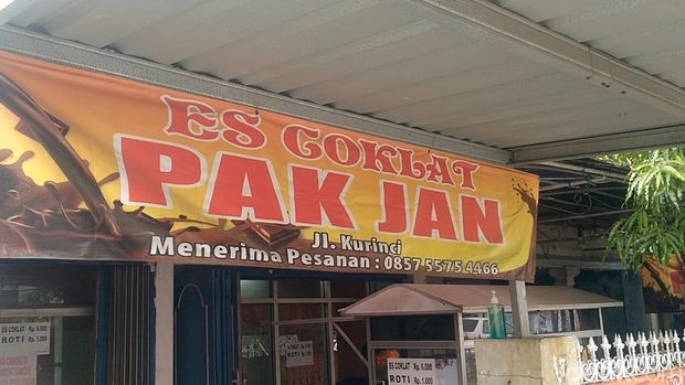 Es Cokelat Pak Jan Pekalongan. Jajanan wajib saat berkunjung ke Pekalongan.