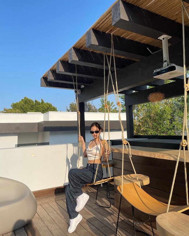 Gaya Jennie BLACKPINK bisa menjadi inspirasi saat bepergian. Dia memakai tanktop pendek yang dipadukan dengan denim berwarna gelap dan kacamata hitam. Foto: dok Instagram jennierubyjane.