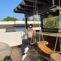 Gaya Jennie BLACKPINK bisa menjadi inspirasi saat bepergian. Dia memakai tanktop pendek yang dipadukan dengan denim berwarna gelap dan kacamata hitam. Foto: dok Instagram jennierubyjane.