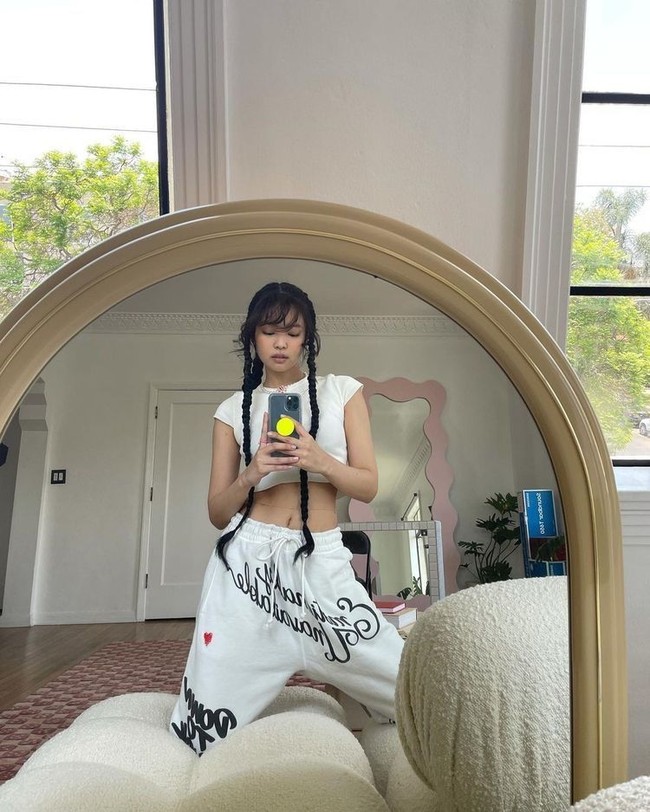 Saat membagikan mirror selfie, Jennie BLACKPINK memakai kaus pendek berwarna putih yang dipadukan dengan sweatpants longgar berwarna senada. Foto: dok Instagram jennierubyjane.