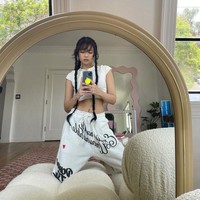Saat membagikan mirror selfie, Jennie BLACKPINK memakai kaus pendek berwarna putih yang dipadukan dengan sweatpants longgar berwarna senada. Foto: dok Instagram jennierubyjane.