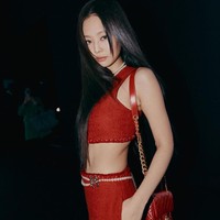 Kekasih G-Dragon itu menghadiri Paris Fashion Week sebagai tamu spesial Chanel. Jennie memakai set berwarna merah dari koleksi Chanel ‘Spring/Summer 2022’. Foto: dok Instagram jennierubyjane.