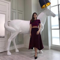 Terlihat semi formal, Jennie memakai atasan crop dan rok asimetris berbahan rajut. Set garis-garis bernuansa merah dan biru itu dipadukan dengan flat shoes hitam. Foto: dok Instagram jennierubyjane.