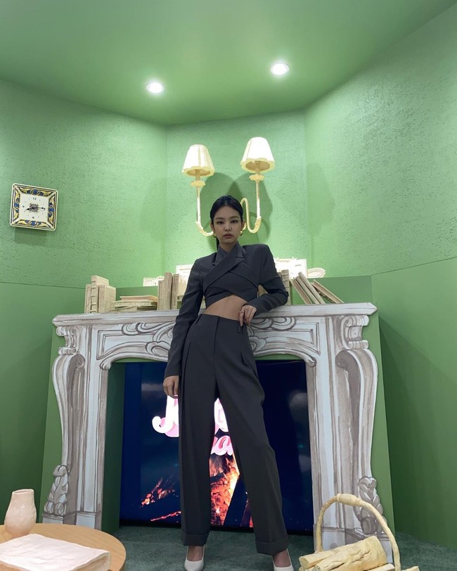 Pelantun lagu ’SOLO’ itu terlihat seksi dalam penampilan formal. Dia memakai set berwarna abu-abu yang membuat proporsi tubuhnya terlihat semakin jelas. Foto: dok Instagram jennierubyjane.