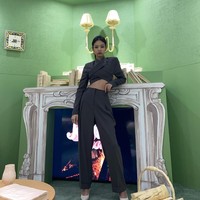 Pelantun lagu ’SOLO’ itu terlihat seksi dalam penampilan formal. Dia memakai set berwarna abu-abu yang membuat proporsi tubuhnya terlihat semakin jelas. Foto: dok Instagram jennierubyjane.