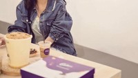 Nindy ternyata doyan ngopi. Dengan gaya santainya, Nindy berpose di salah satu kafe lagganannya. Foto: Instagram @nindyayunda