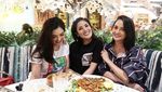 Gaya Stylish Nindy Ayunda Saat Makan Es Krim dan Ngopi
