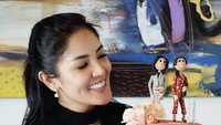 Selalu merayakan ulang tahunnya dengan megah. Kali ini Nindy pamer kue ulang tahunnya dengan boneka yang dibuat mirip dirinya. Foto: Instagram @nindyayunda