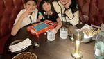 Gaya Stylish Nindy Ayunda Saat Makan Es Krim dan Ngopi