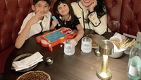 Rayakan ulang tahun sang putra yang ke-9. Nindy pilih salah satu restoran di hotel mewah untuk tempat makan malam mereka. Foto: Instagram @nindyayunda