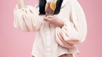 Minum teh dengan perasan jeruk segar, jadi alternatif minuman kesukaan Nindy setelah kopi. Foto: Instagram @nindyayunda