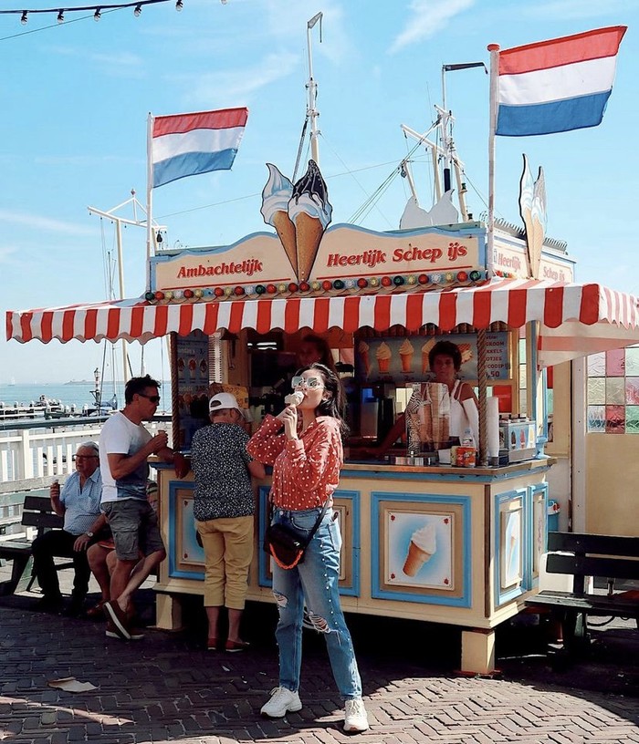 Gaya Stylish Nindy Ayunda Saat Makan Es Krim dan Ngopi
