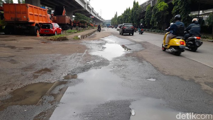 Genangan di Jl DI Panjaitan, Jakarta Timur, 18 Januari 2022. (Marteen Ronaldo Pakpahan/detikcom)