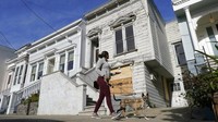 Sebuah rumah bergaya Victoria berusia 122 tahun yang sudah lapuk dan dipasarkan sebagai “rumah terburuk di blok terbaik” San Francisco telah terjual dengan harga hampir 2 juta dollar AS atau sekitar Rp28 miliar (kurs Rp 14.329).
