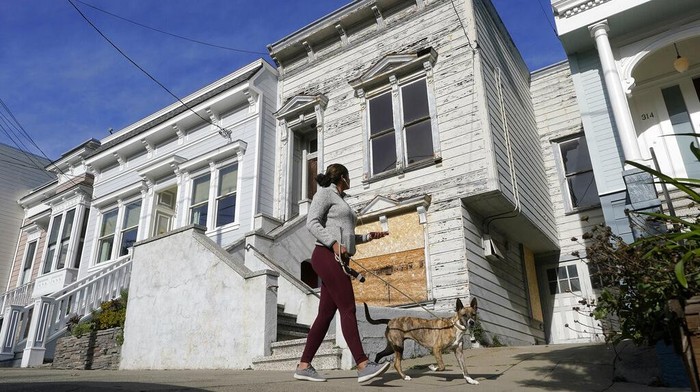 A recently sold Victorian home is shown in San Francisco, Friday, Jan. 14, 2022. The decaying, 122-year-old Victorian marketed as 