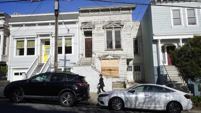 Gokil! Rumah Terburuk di Blok Terbaik San Francisco Ini Terjual Rp28 Miliar A recently sold Victorian home is shown in San Francisco, Friday, Jan. 14, 2022. The decaying, 122-year-old Victorian marketed as