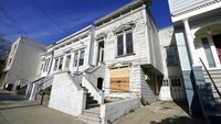 Di halaman media sosial Zillow Gone Wild, beberapa komentator kagum dengan harganya, sementara yang lain mempertanyakan nilai rumah dengan jendela tertutup, cat yang mengelupas, dan fondasi yang tidak stabil.