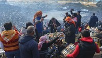 Musisi menampilkan lagu-lagu daerah tradisional, saat penonton menikmati di atas bukit yang menghadap ke arena gulat unta. Sementara unta saling bergulat, ribuan orang menyaksikan acara itu sambil menyantap barbekyu dan makanan lainnya.
