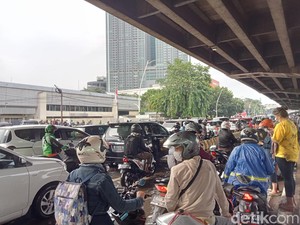 Jalan Ahmad Yani Cempaka Putih Jakpus Banjir, Lalin Kedua Arah Padat