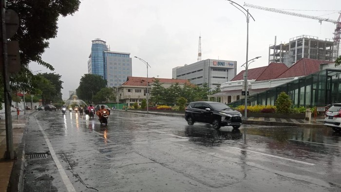 hujan di surabaya