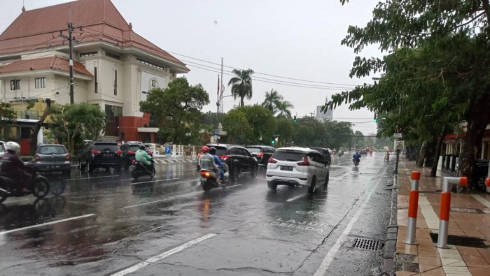 hujan di surabaya