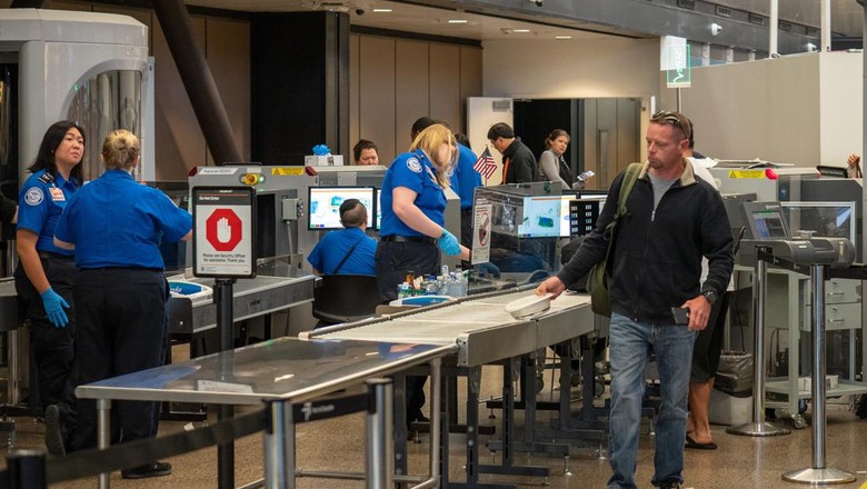 Ilustrasi Petugas TSA Seattle, WA AUGUST 26, 2018: Man passes though Transportation Security Administration TSA security checkpoint at Seattle-Tacoma International Airport.