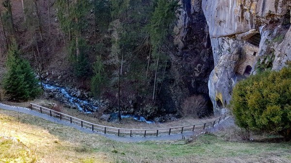 Pembangunan kastil ini memanfaatkan setiap bagian gua. Bahkan ada kandang kuda yang dibuat di atas batu. (John Malathronas/CNN)