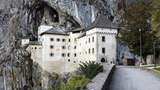 Ini Predjama, Kastil Gua Terbesar di Dunia yang Simpan Kisah Mengerikan