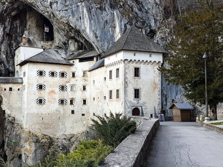 Potret Predjama, Kastil Gua Terbesar di Dunia