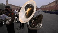 Mulai dari penampilan band tentara hingga pawai dari berbagai cabang militer yang juga memerkan beragam alutsista seperti senjata hingga rudal.