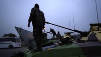 Sejumlah tentara India membersihkan kendaraan lapis baja mereka selama latihan untuk pawai Hari Republik yang akan digelar pada tanggal 26 Januari mendatang.