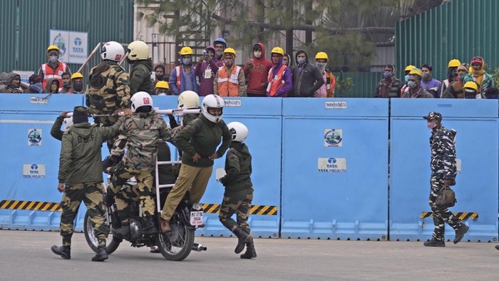 Intip Persiapan Militer India Jelang Perayaan Hari Republik Beragam persiapan dilakukan jelang peringatan Hari Republik India. Militer India pun tak ketinggalan bersiap menyambut Hari Republik. Seperti apa persiapannya?