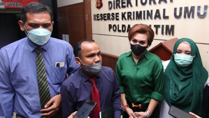 Irma dan pengacaranya, Jumintar saat di Polda Kaltim (dokumen istimewa)