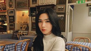Potret Cantik Isyana Sarasvati Saat Minum Latte dan Makan Sushi