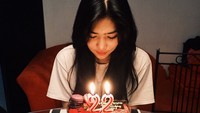 Saat ulang tahunnya yang ke 22 tahun, Isyana terlihat sangat bahagia. Kue yang diberikan untuknya juga beragam. Foto: Instagram @isyanasarasvati