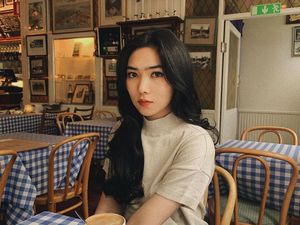 Potret Cantik Isyana Sarasvati Saat Minum Latte dan Makan Sushi