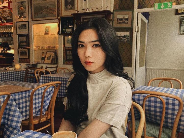 Potret Cantik Isyana Sarasvati Saat Minum Latte dan Makan Sushi