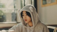 Momen lainnya saat ngopi cantik juga pernah dibagikan. Ia menikmati kopi hangat dengan menu sarapan yang lezat. Foto: Instagram @isyanasarasvati