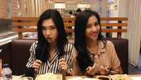 Bersama temannya, Isyana sempat mengunjungi restoran sushi. Ia memesan aneka sushi, udon hingga edamame. Foto: Instagram @isyanasarasvati