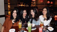 Momennya nongkrong di kafe bersama teman-temannya juga sempat Isyana unggah di Instagram. Mereka tampak mnikmati minuman segar dan olahan mie lezat. Foto: Instagram @isyanasarasvati