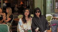 Bersama sang ibu keduanya tampil cantik di sebuah kafe. Mereka tampak menikmati segelas es cokelat yang manis segar. Foto: Instagram @isyanasarasvati