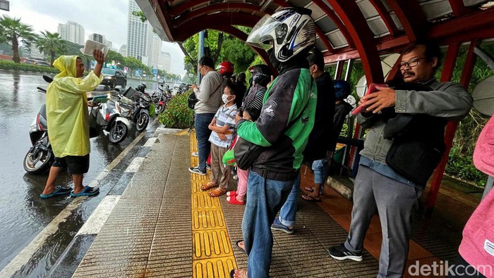 Jakarta Hujan Deras, Halte Bus di Senayan Jadi Tempat Neduh Warga Hujan deras yang mengguyur wilayah Jakarta membuat sejumlah pemotor berhenti sejenak. Halte bus pun jadi pilihan para pemotor untuk berteduh.