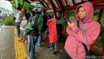 Jakarta Hujan Deras, Halte Bus Jadi Tempat Neduh Pemotor