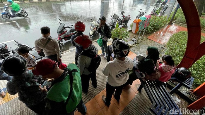 Jakarta Hujan Deras, Halte Bus di Senayan Jadi Tempat Neduh Warga Hujan deras yang mengguyur wilayah Jakarta membuat sejumlah pemotor berhenti sejenak. Halte bus pun jadi pilihan para pemotor untuk berteduh.