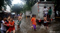 Banjir tersebut tepatnya berada di depan Pengadilan Negeri (PN) Jakarta Pusat. Anak-anak bermain di lokasi banjir.